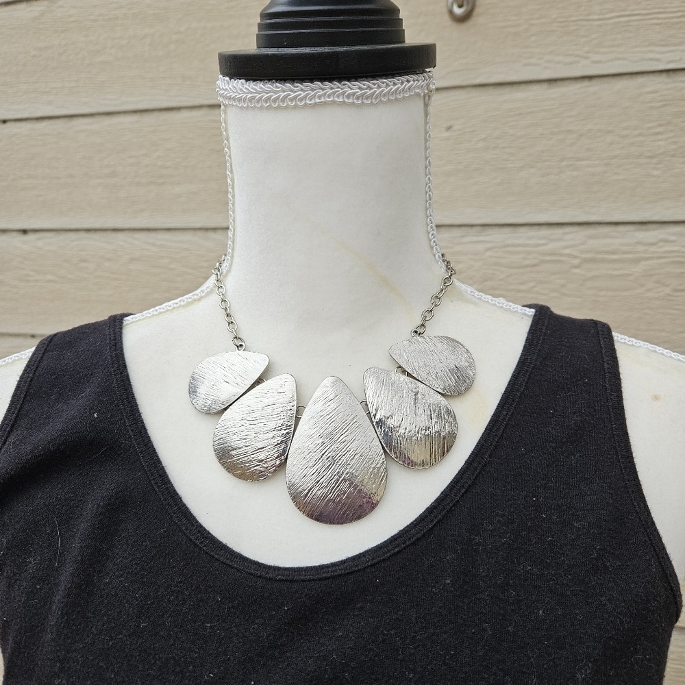 textured silver tone teardrop collar necklace